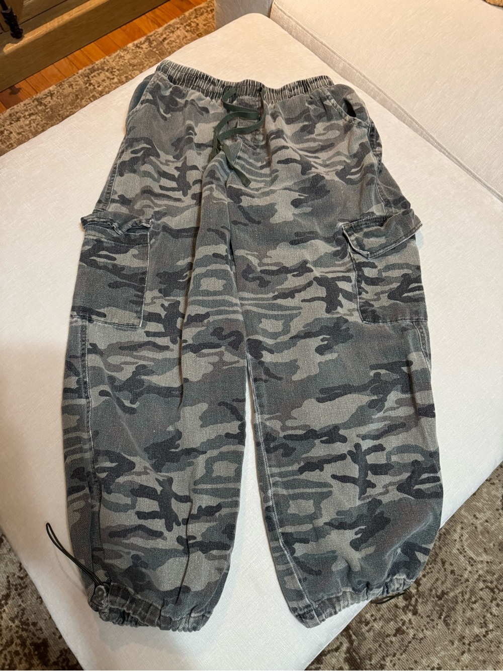Women’s Gray Camouflage Jogger Capri Pants